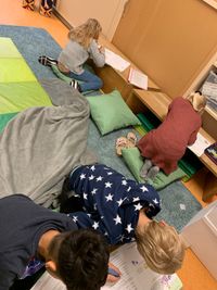 Gem&uuml;tliches und konzentriertes Arbeiten auf weichen Teppichen - nicht nur im Nebenraum, sondern auch in der Leseecke und in der Treffe m&ouml;glich. Dazu gibt es eine angenehme Beleuchtung. Die Kinder lieben es (3)